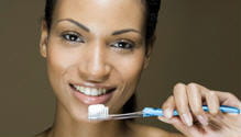 les brosses à dents manuelles bénéficient aussi d'avancées technologiques.