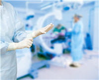 la chirurgie mini-invasive est moins douloureuse pour les patients.