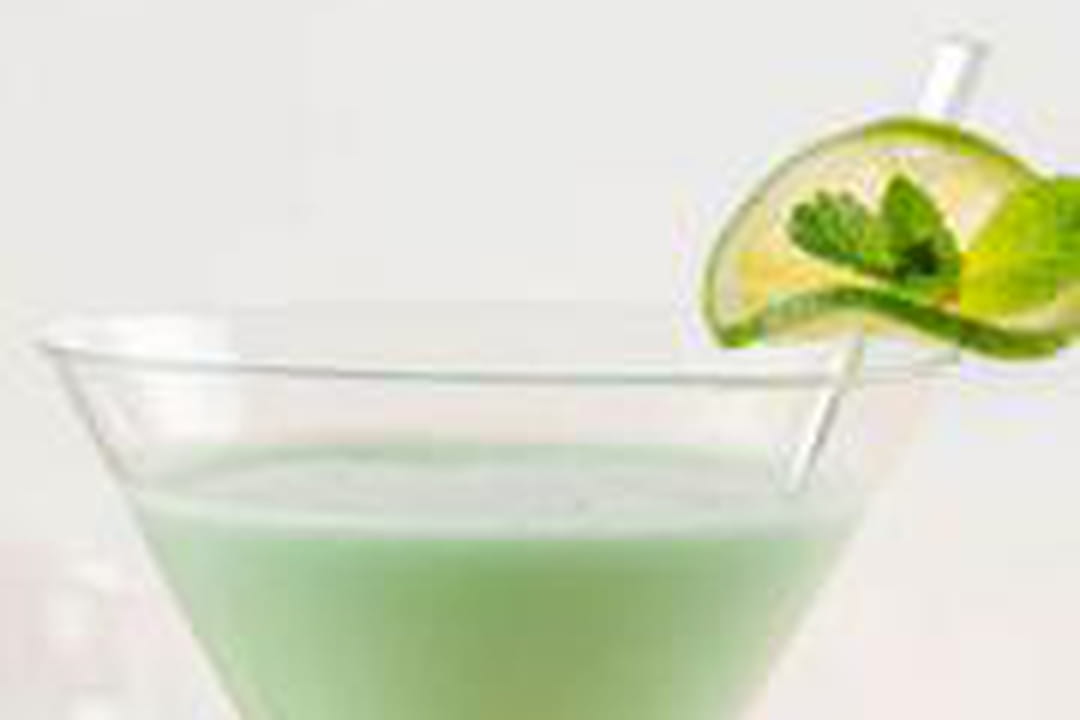 Cocktail sans alcool au lait de coco, ananas et citron vert