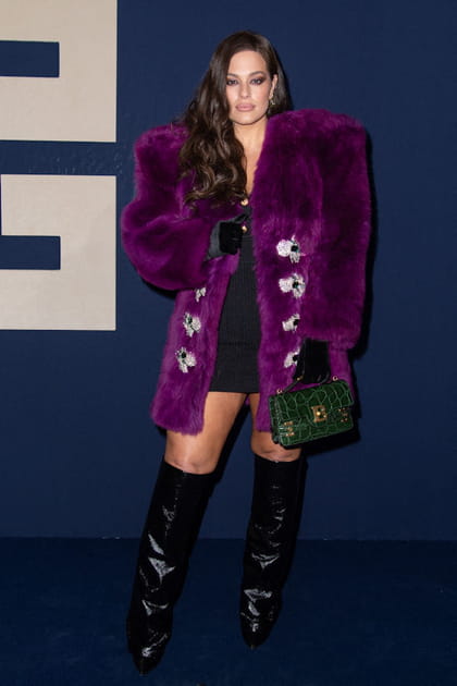 Ashley Graham en manteau violet en fausse fourrure à épaulettes et bottes larges embossé crocodile au défilé Balmain