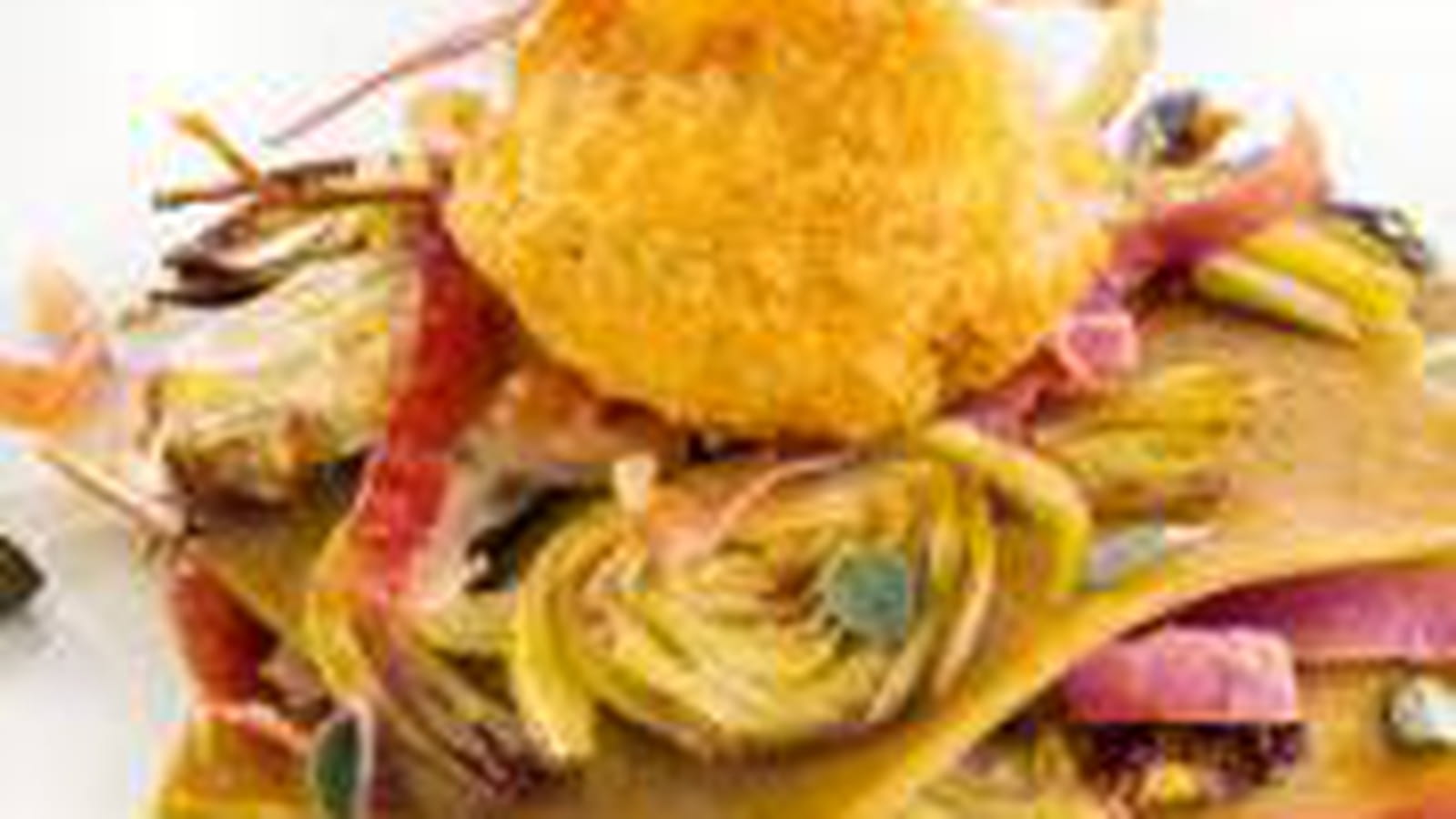 Pâtes à la réglisse au jambon de Parme, artichauts, câpres séchées et jaune d'œuf frit