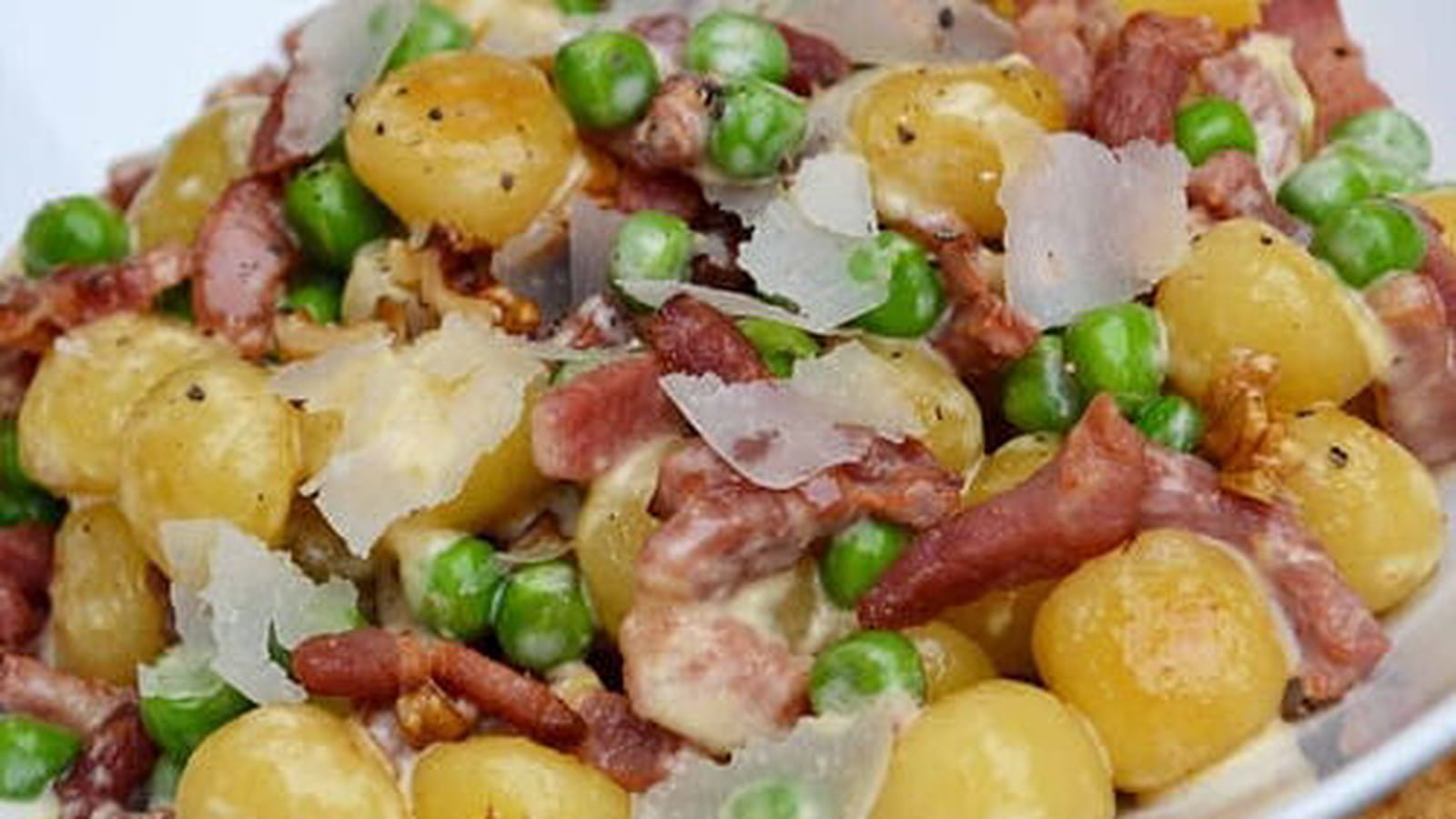Gnocchi rissolés aux petits pois, lardons fumés et noix