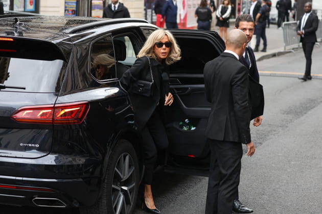 Brigitte Macron n'a pas manqu&eacute; les obs&egrave;ques de Jane Birkin