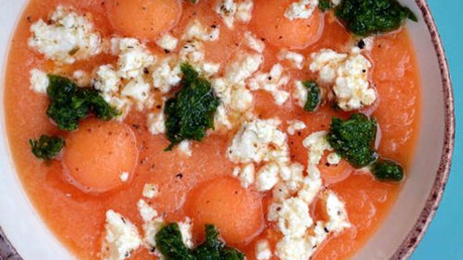 Soupe de melon à la feta et pesto de persil, fleur de sel au piment d'Espelette