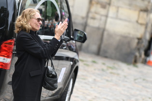 Jo&euml;lle Bercot, la veuve de Guy Bedos, applaudit avec &eacute;motion le corbillard de l'humoriste