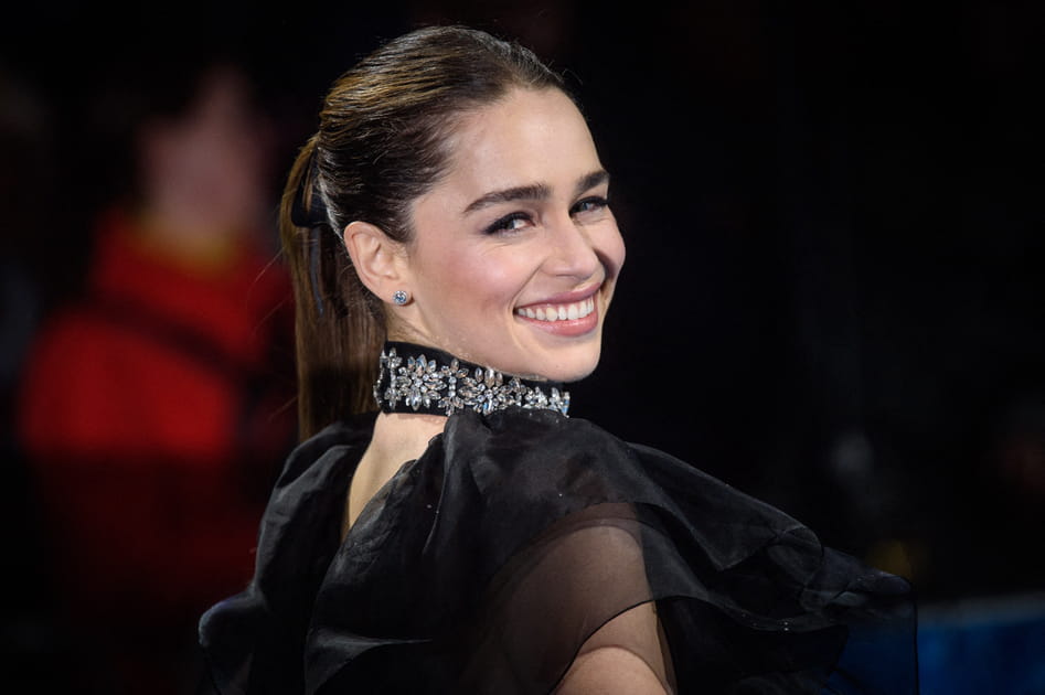 Le maquillage frais et la queue-de-cheval d'Emilia Clarke