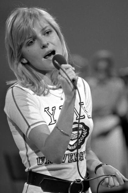 France Gall en T-shirt de sport et jean blanc ceinturé