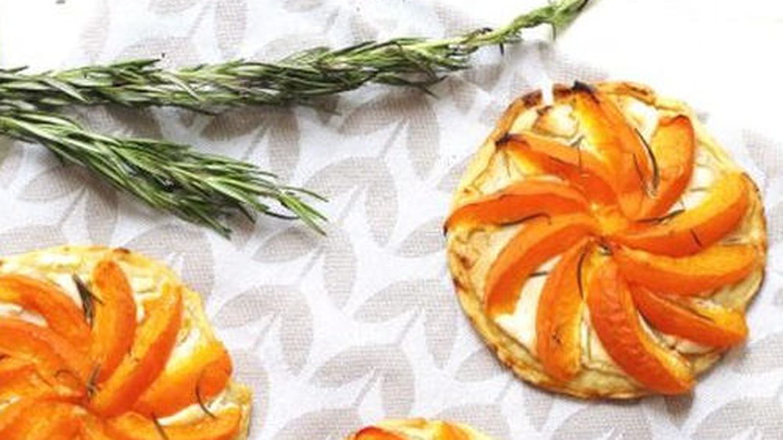 Tartelettes aux abricots, chèvre, miel et romarin