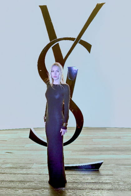 Lila Grace Moss en robe moulante noire