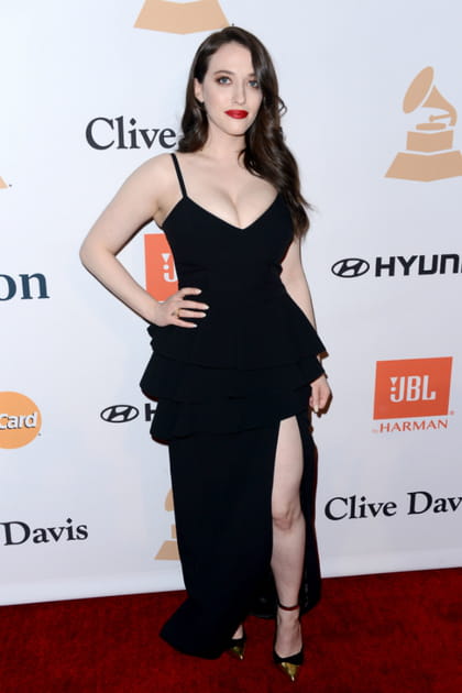 Kat Dennings en robe noire d&eacute;collet&eacute;e