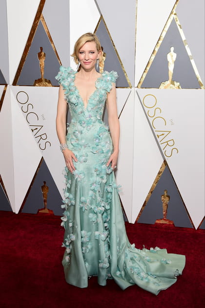 Cate Blanchett en longue robe bleu pastel &agrave; broderies Armani Priv&eacute;