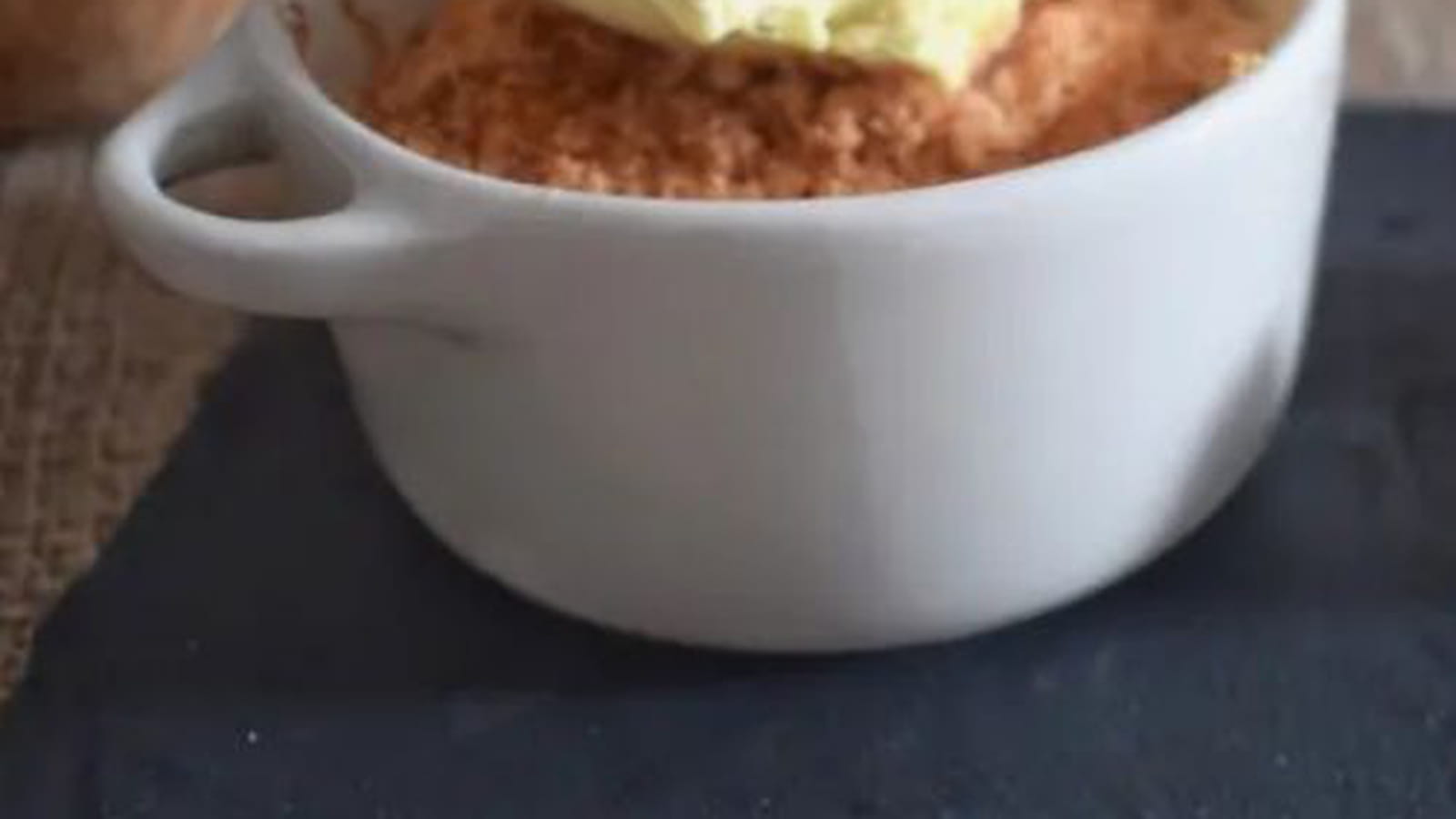 Crumble pommes figues à la poudre de biscuits roses de Reims