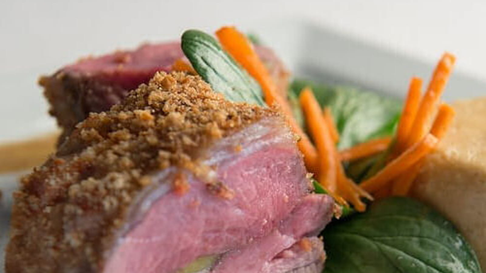 Carré filet d'agneau pané au pain d'épices et flan de Haricots Tarbais