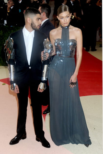 Gigi Hadid en robe m&eacute;tallique &agrave; sequins Tommy Hilfiger