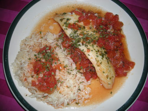 Filet de poisson poché à la tomate