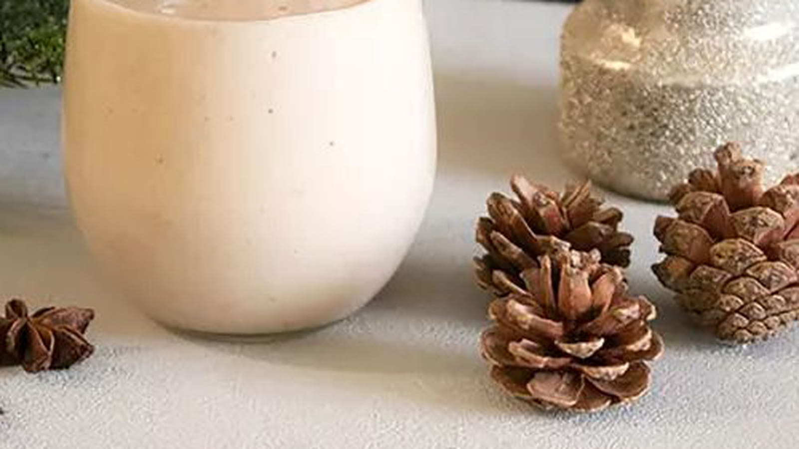 Cocktail de Noël à base de dattes, de lait d'amande et de Bourbon