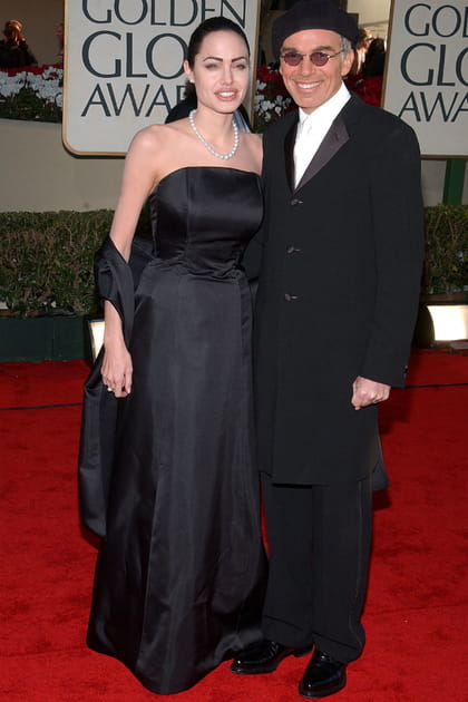 Angelina Jolie en robe bustier noire et collier de perles