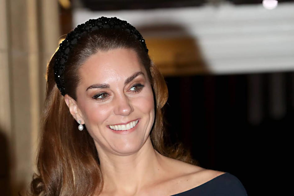 Le serre-t&ecirc;te &agrave; perles noires brillantes de Kate Middleton