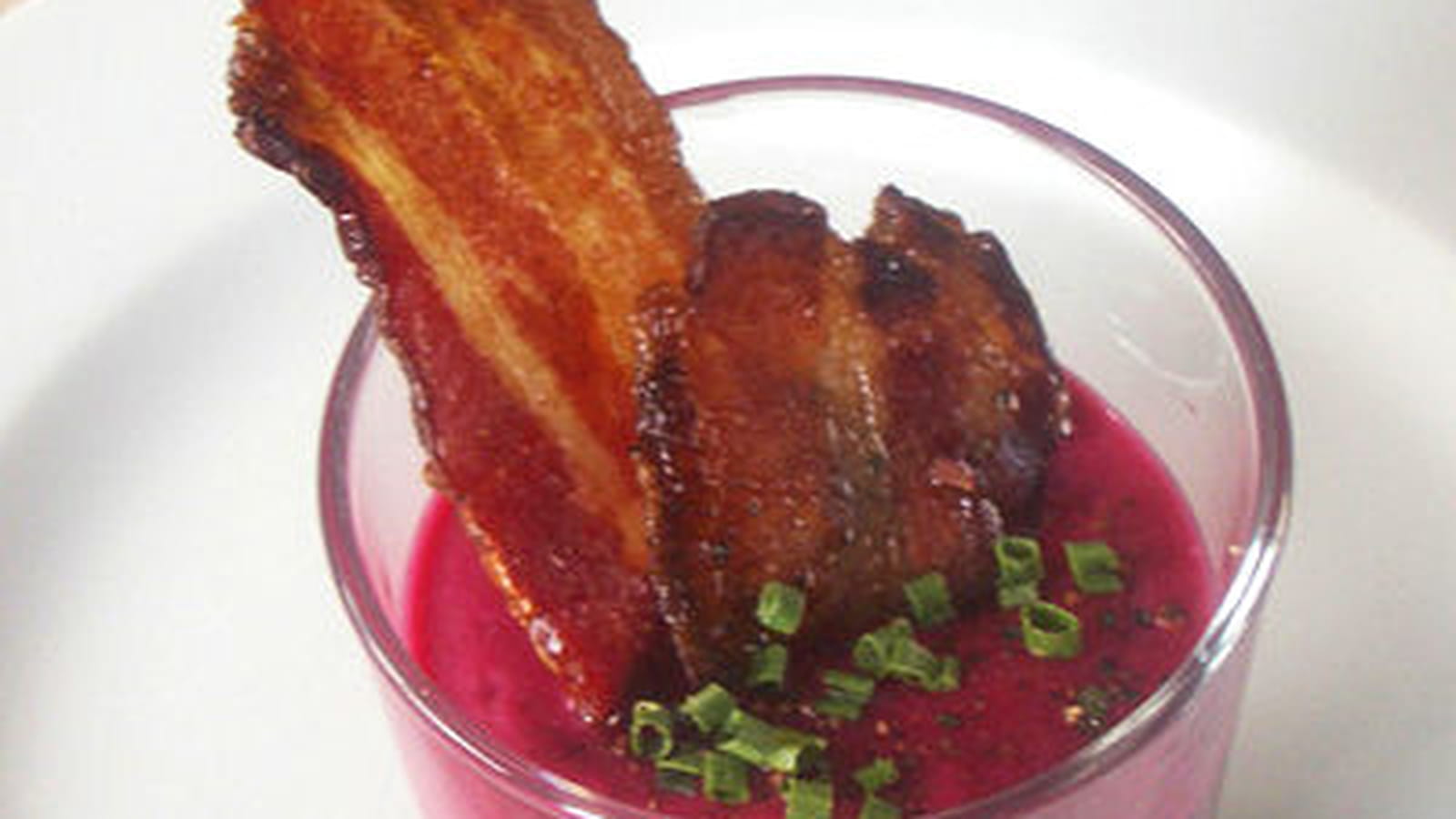 Soupe de betterave au Kiri et craquant de lard