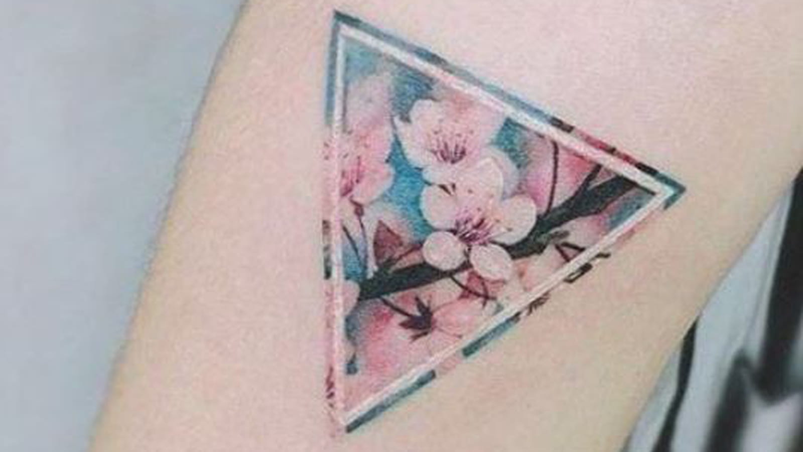 Fleurs de cerisier dans un triangle sur l'avant-bras