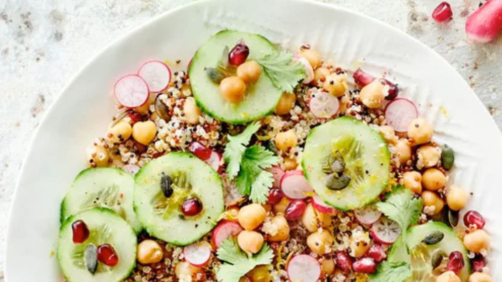 Salade de Pois Chiches aux 3 Quinoas, Grenade, Concombre et Radis roses