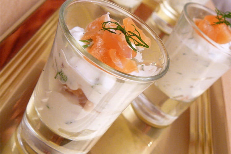 Verrines de saumon fumé, ricotta, ciboulette et aneth