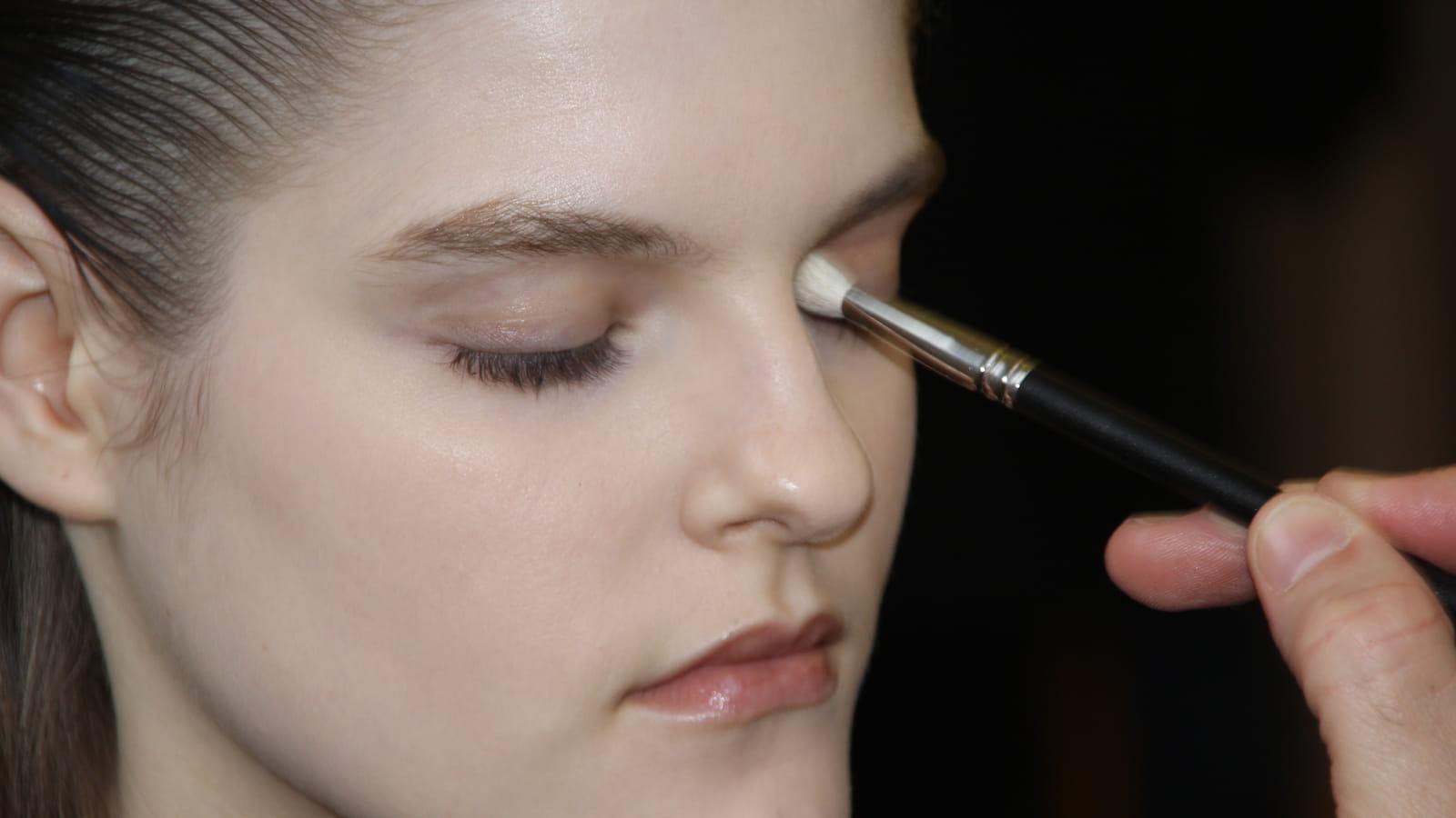 Maquillage : pose du fard à paupières