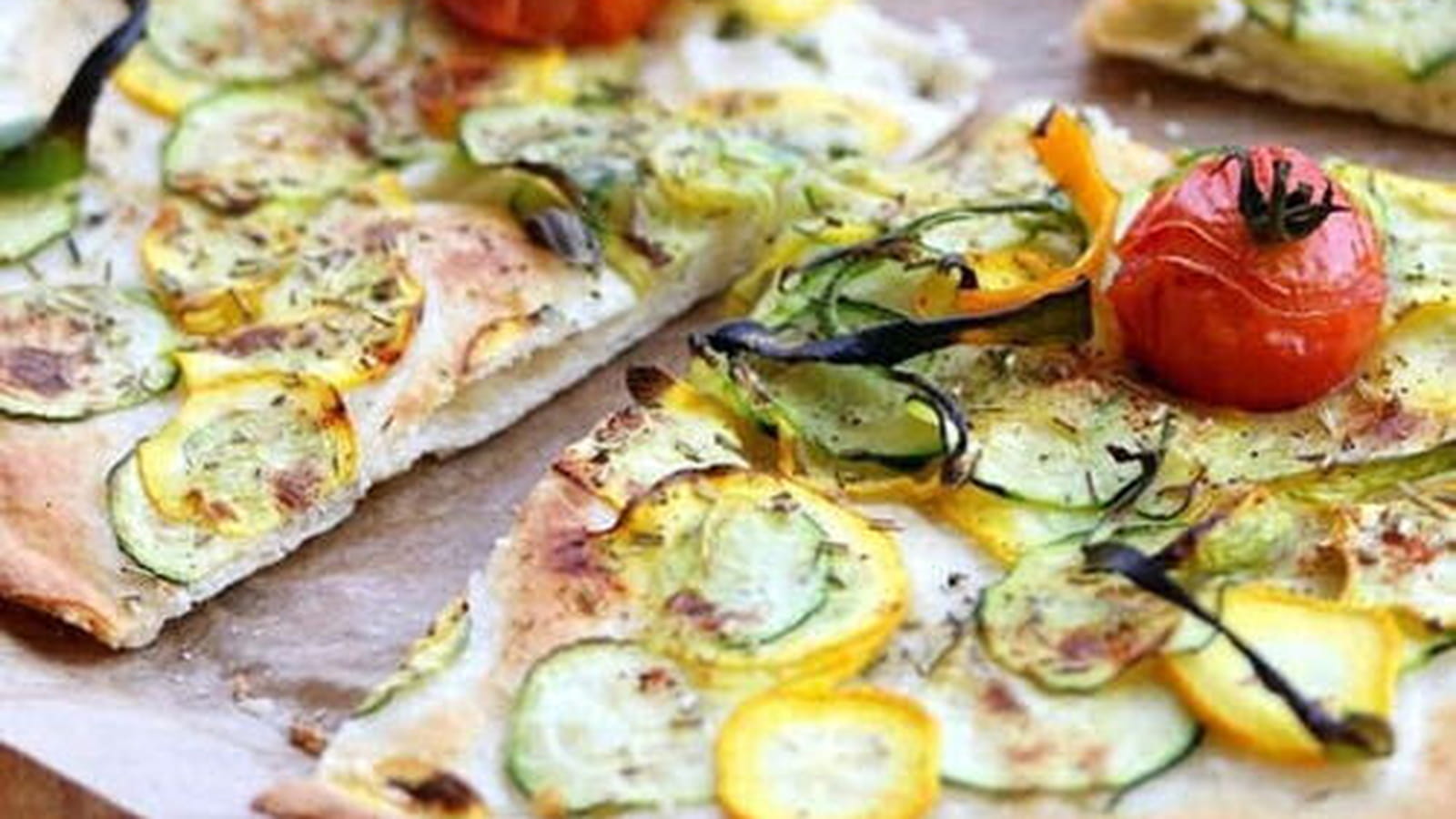 Pizza végétalienne aux courgettes et les herbes de la Garrigue