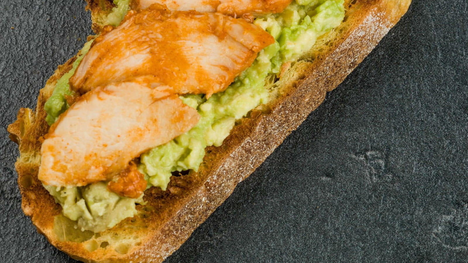 Tartine avocat, poulet et tomates confites