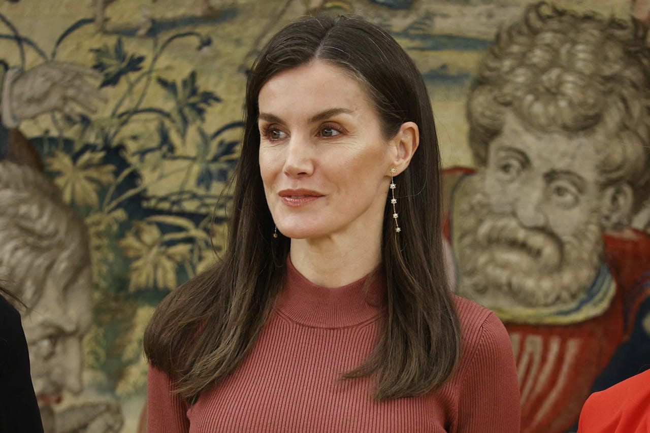 Ã€ bas la discrÃ©tionÂ : Letizia d'Espagne ose la plus voyante des couleurs pour...