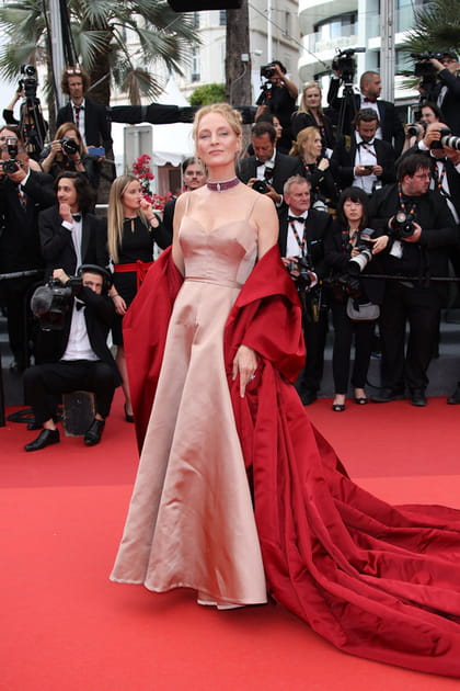 Uma Thurman en robe nude et manteau rouge Dior