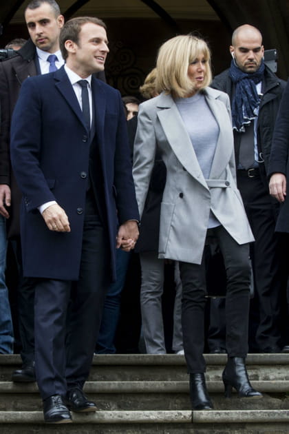 Brigitte Macron en manteau gris en laine