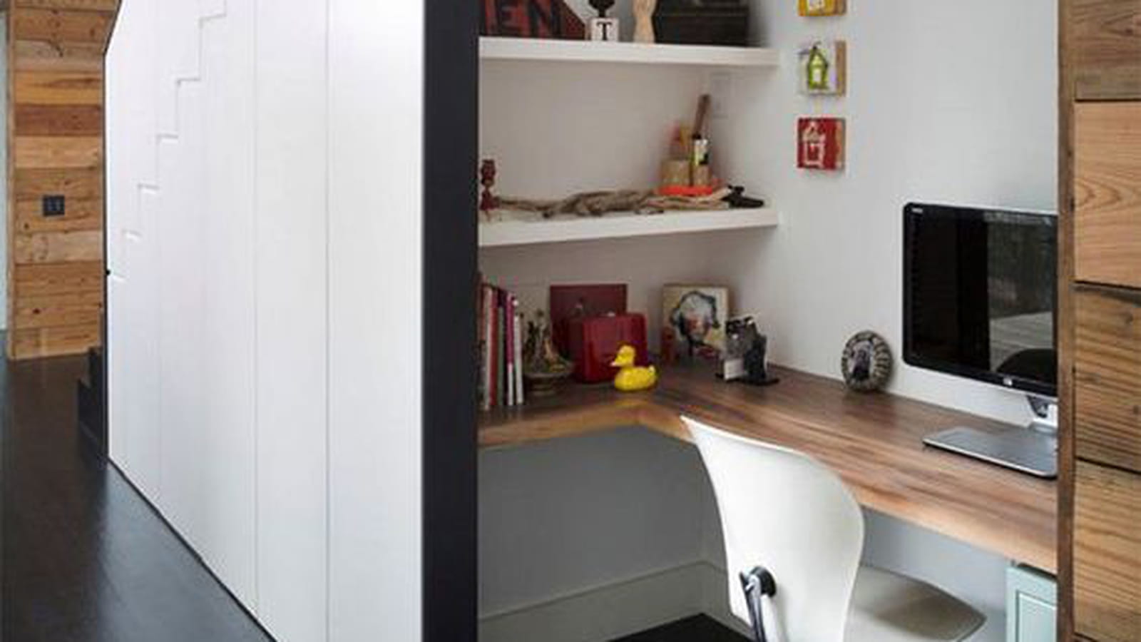 Grand espace sous les marches
