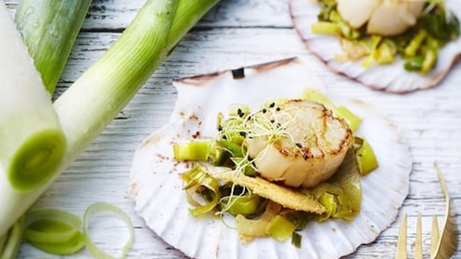 Saint-Jacques aux poireaux de Normandie et sa tuile au parmesan