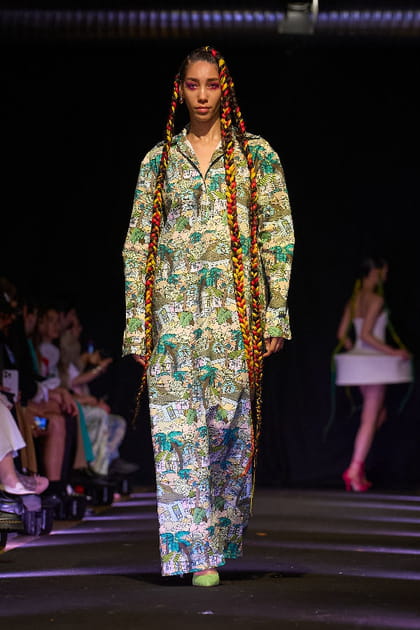 Combipantalon &agrave; imprim&eacute; bande dessin&eacute;e aper&ccedil;ue sur le d&eacute;fil&eacute; Sagaboi