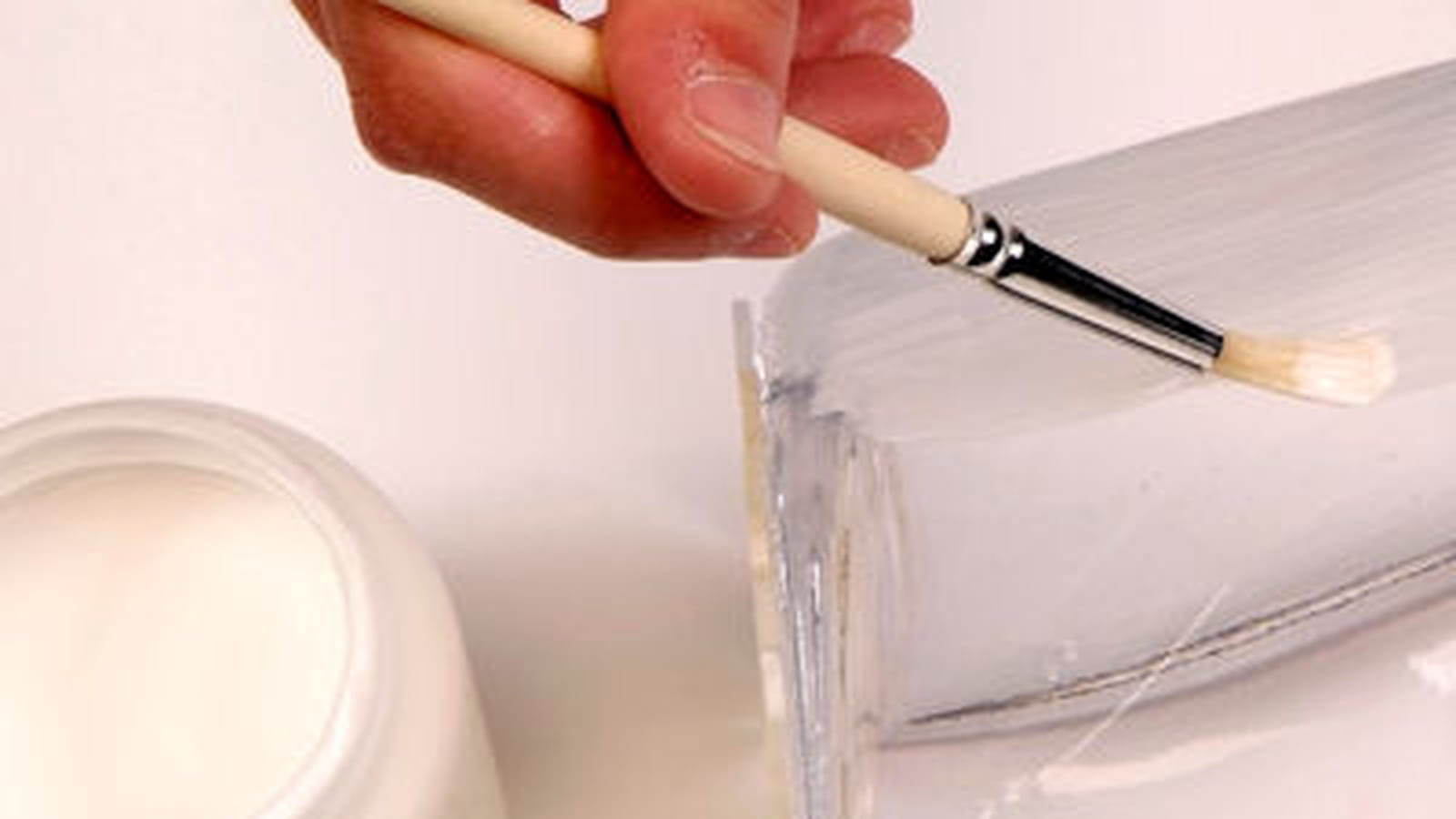 Encoller la surface du vase