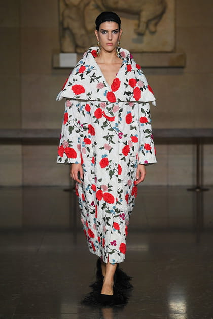 Manteau blanc &agrave; fleurs et escarpins &agrave; poils aper&ccedil;us sur le d&eacute;fil&eacute; Erdem