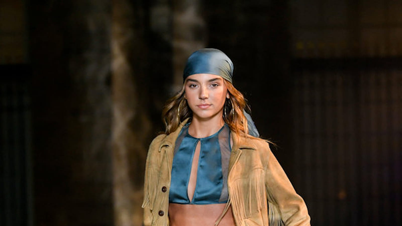 Look veste frangée