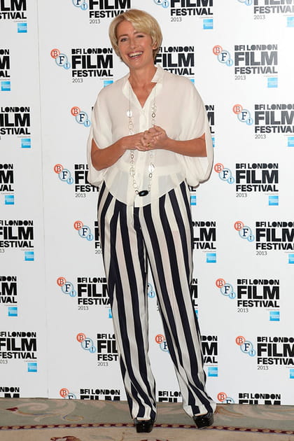 Emma Thompson en pantalon rayé et blouse ivoire