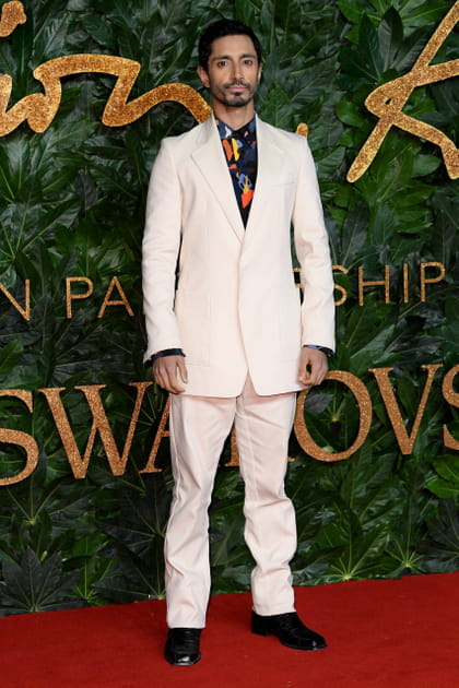 Riz Ahmed en costume blanc