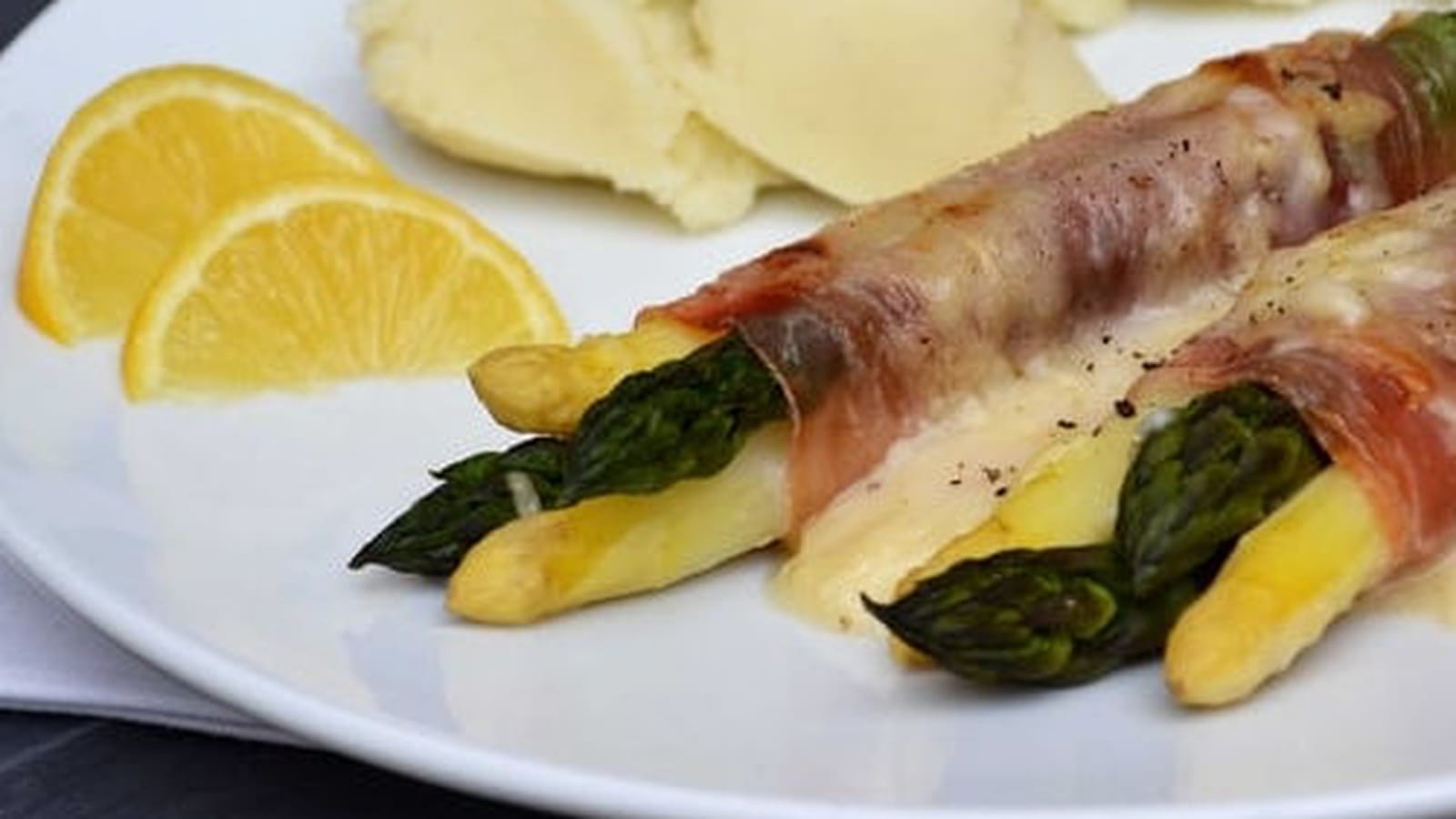 Roulades gratinées d'asperges blanches et vertes au jambon cru italien, béchamel citronnée au parmesan