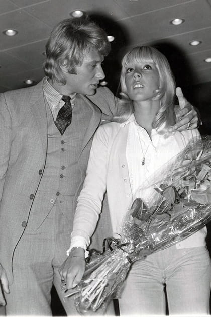 Sylvie Vartan en blouse et cardigan
