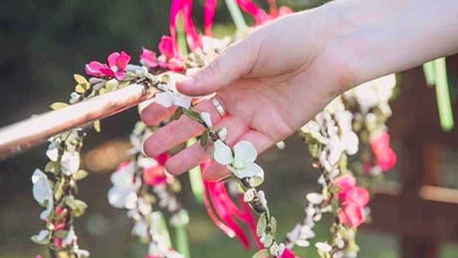 Un bar à couronnes de fleurs 