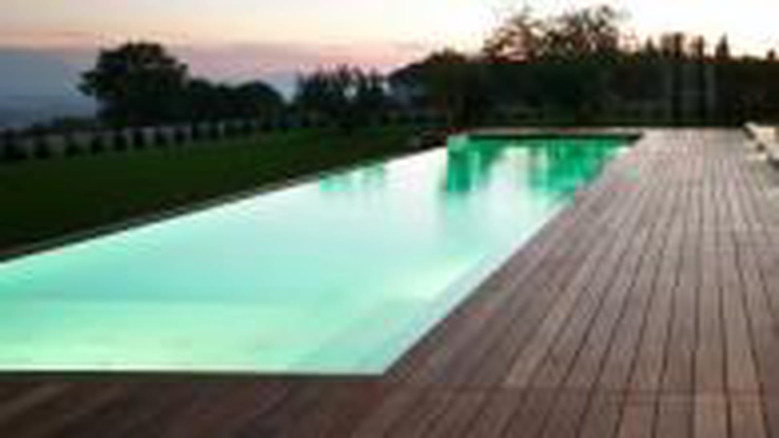 Piscine à débordement