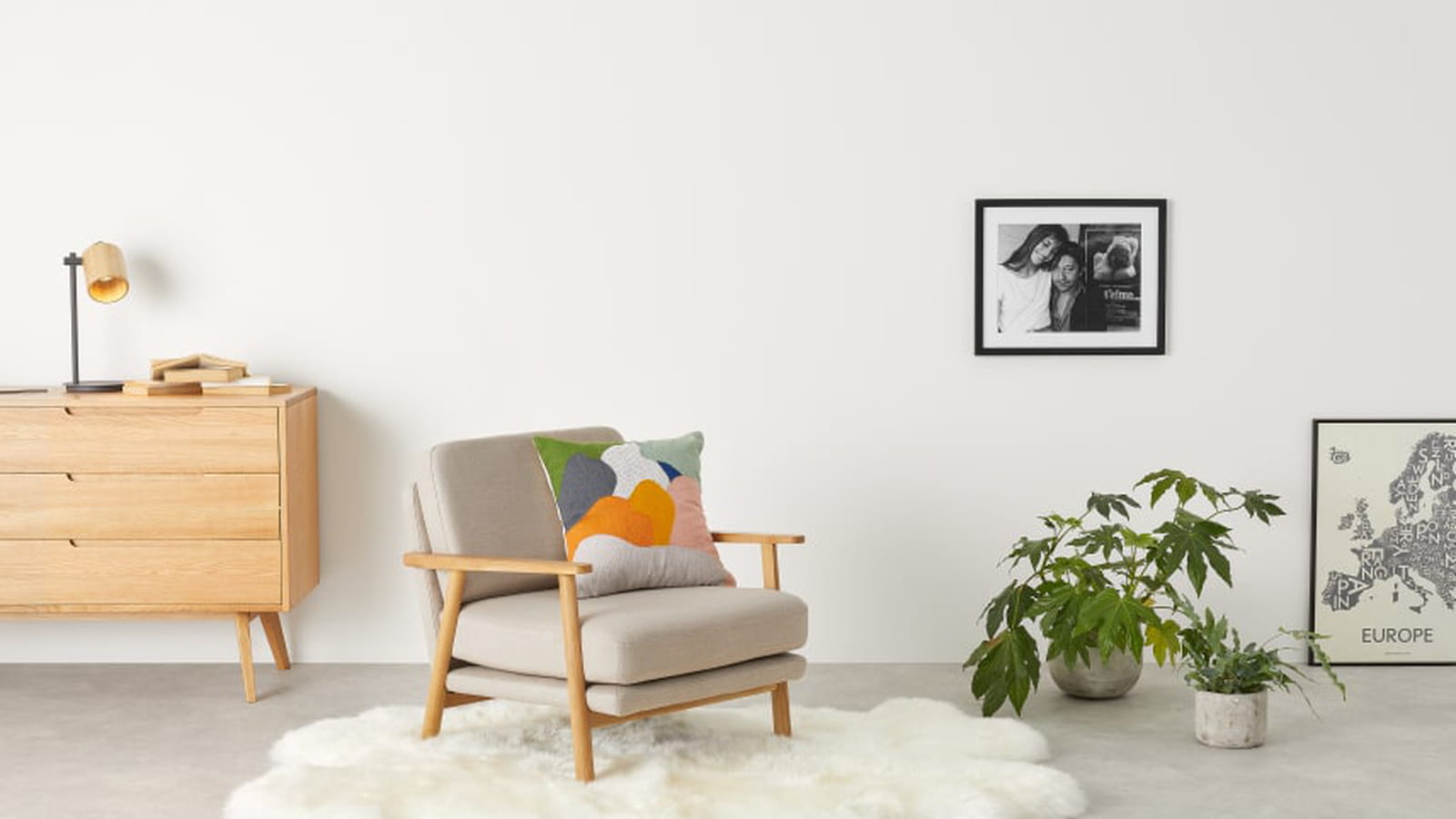 Sous le fauteuil