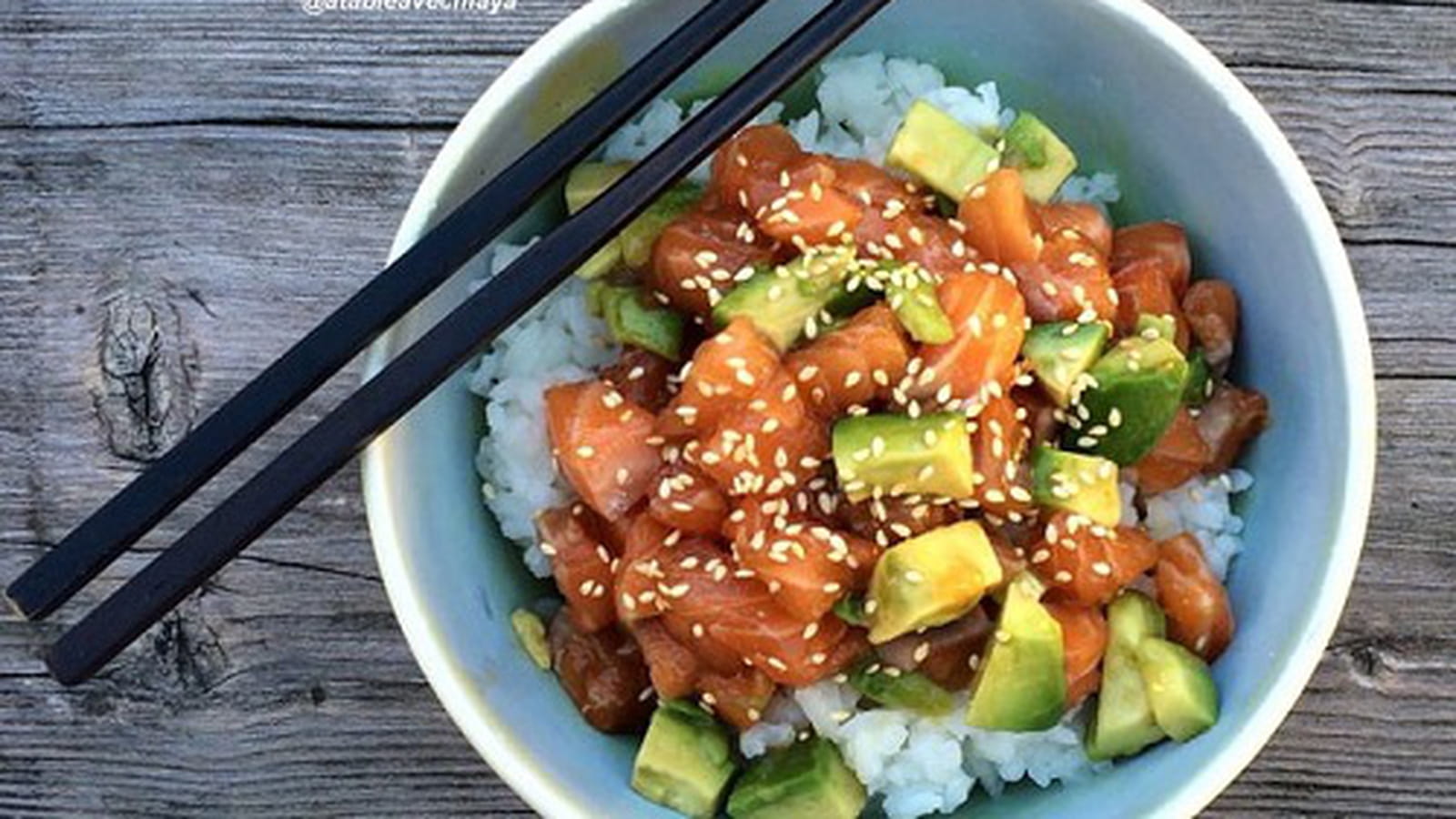 Riz, saumon cru, avocat et sauce au soja
