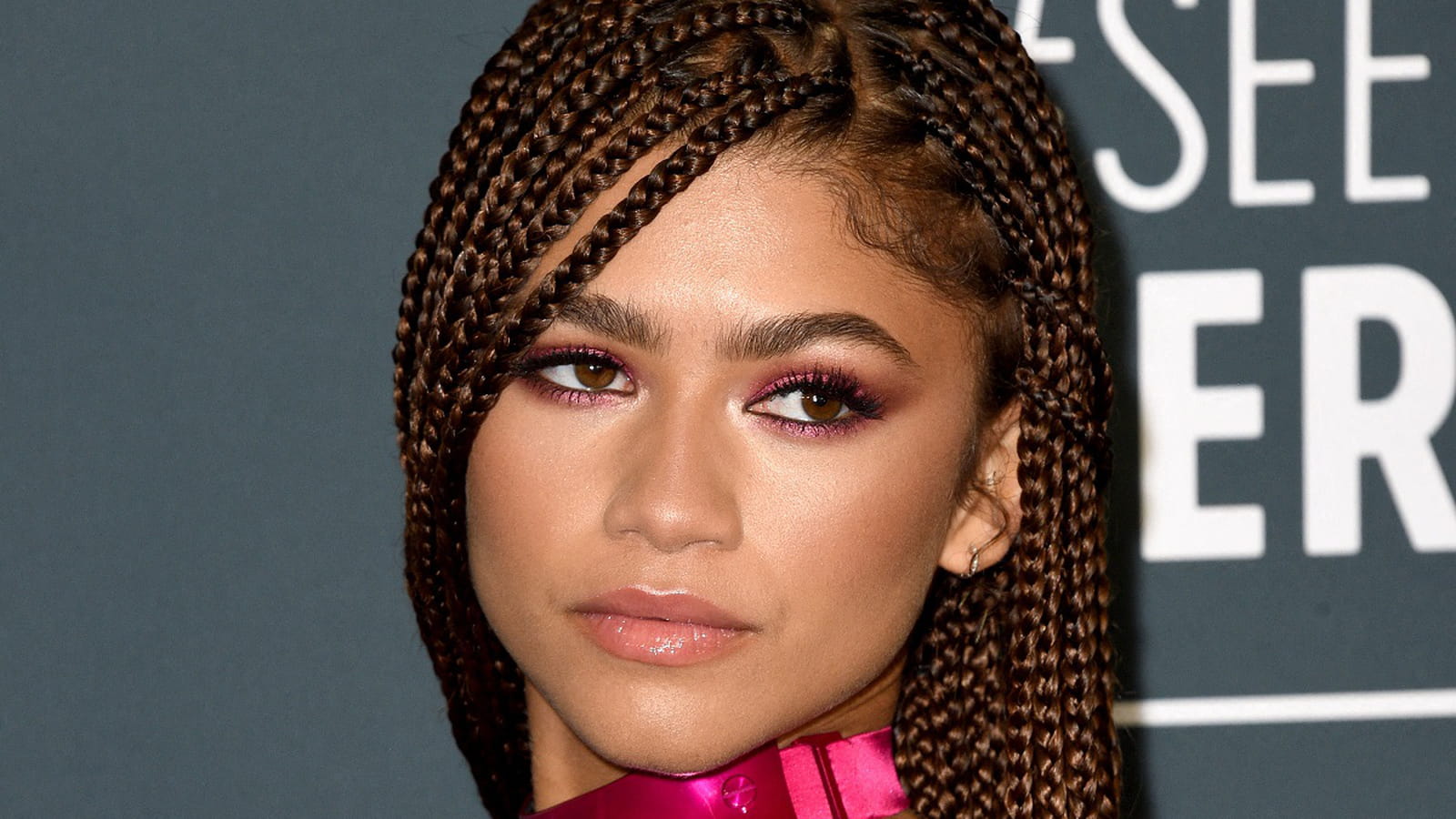 Le regard rose métallisé de Zendaya
