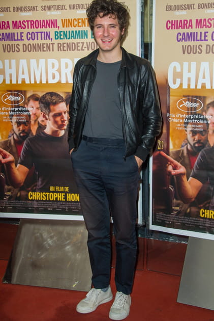 Vincent Lacoste en pantalon à pinces et veste en cuir