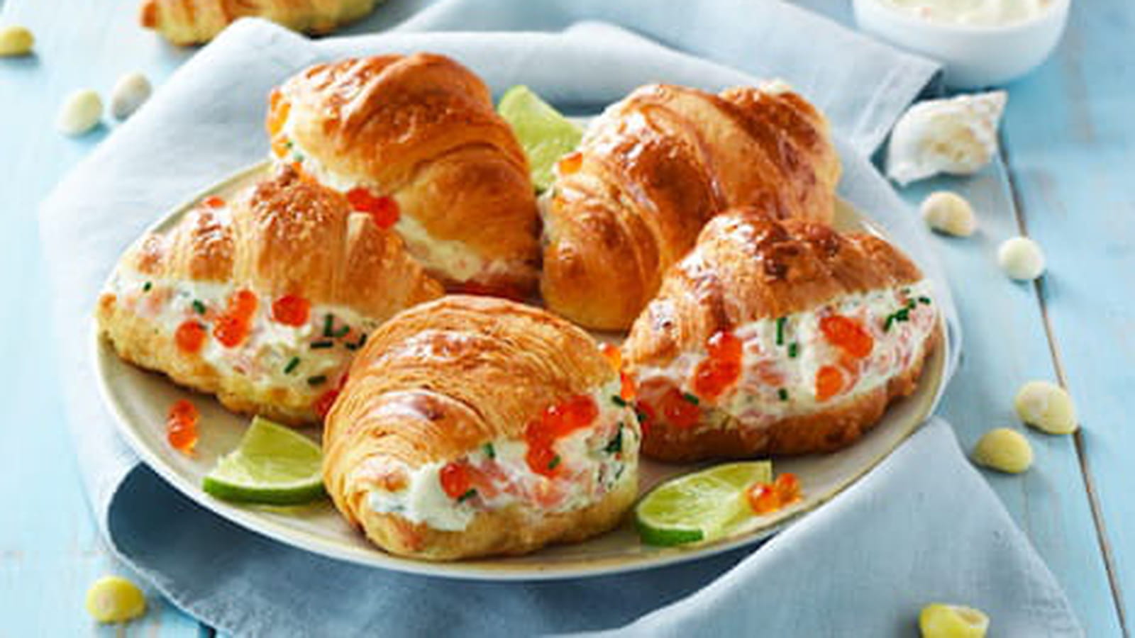 Mini-croissants farcis au saumon, fromage frais et Aperol Spritz