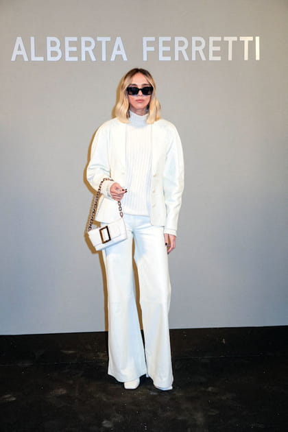 Candela Pelizza en ensemble blanc avec un pull en maille et un jean large au d&eacute;fil&eacute; Alberta Ferretti